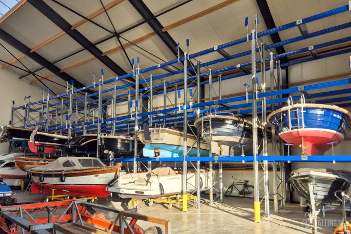 anja watersportbedrijf binnenstalling voor bouten in grou - friesland