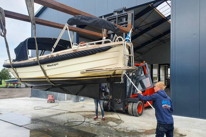 anja watersportbedrijf binnenstalling voor bouten in grou - friesland